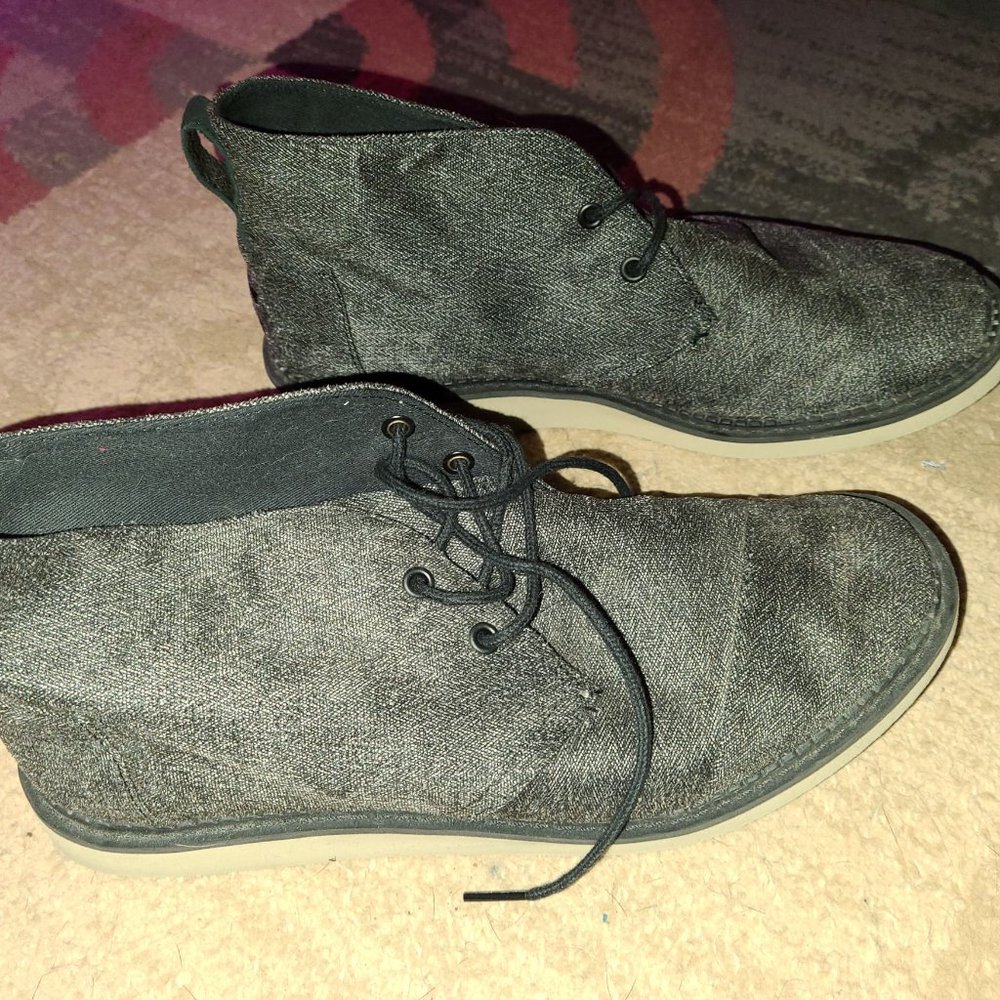 TOMS - MENS GREY CHUKKA BOOTS size 10.5 NWOT
